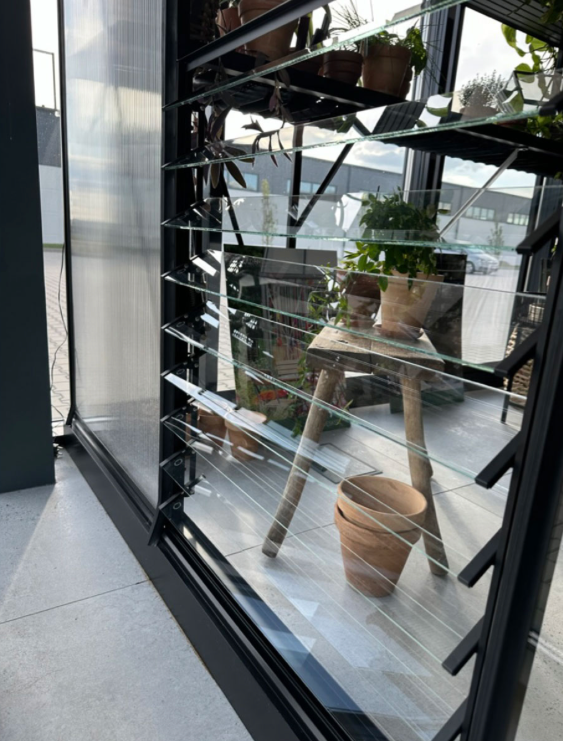 LOUVRE Ventilācijas logs