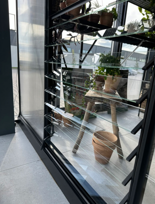 LOUVRE Ventilācijas logs