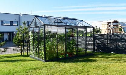 PARVA klasiskā alumīnija siltumnīca ar divslīpju jumtu un bīdāmām durvīm.
