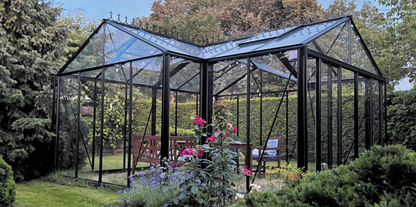 Plaša T-FORMA dārza telpa un ziemas dārzs ar stikla segumu – ideāli piemērots viesībām un atpūtai.